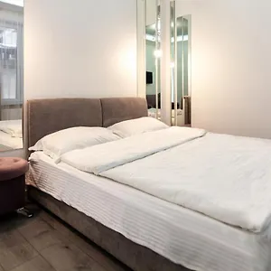 https://leogrand-apartment-on-b-khmelnytskogo-27a.hotelslviv.net